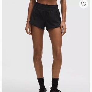 lululemon athletica hotty hot 2.5” shorts